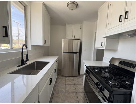 4 Bedroom Apartment 850 W 83Rd St in Los Angeles, CA 90044