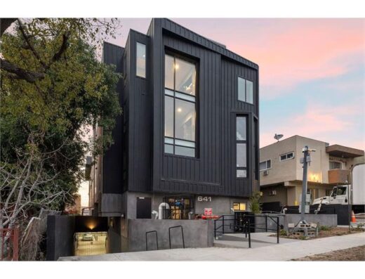 2 Bedroom Apartment 641 N Hobart Blvd in Los Angeles, CA 90004